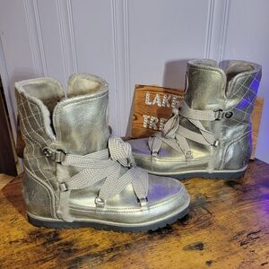 GUESS women size 9 Silver faux fur interior Metallic Winter Boots